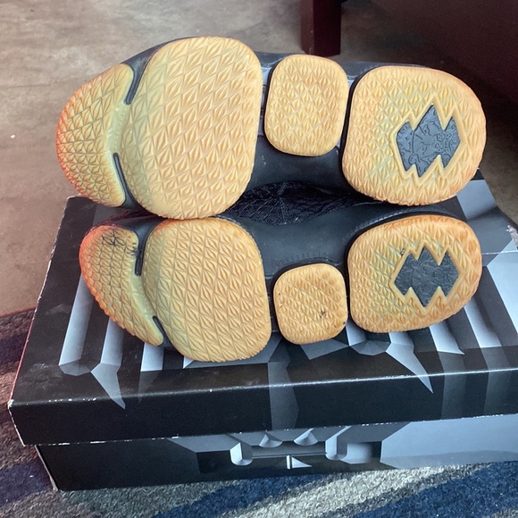 Lebron 15 GS size US 6.5Y . In great condition, only been worn 2-3 times. - Picture 3 of 4